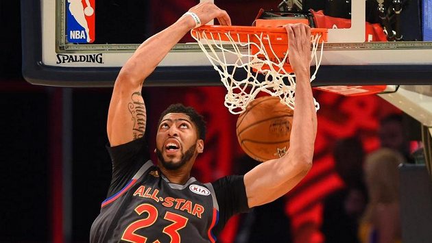 Anthony Davis střílí jeden z košů víkendového All Star Game zámořské NBA. Anthony Davis střílí jeden z košů víkendového All Star Game zámořské NBA.