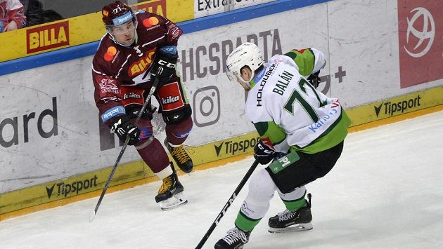 Zleva Roberts Bukarts ze Sparty a Stanislav Balán z Karlových Varů. Zleva Roberts Bukarts ze Sparty a Stanislav Balán z Karlových Varů.