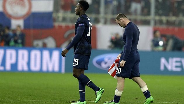 Zklamaní hráči Manchesteru United Wayne Rooney, vpravo, a Danny Welbeck po porážce s Olympiakosem. Zklamaní hráči Manchesteru United Wayne Rooney, vpravo, a Danny Welbeck po porážce s Olympiakosem.