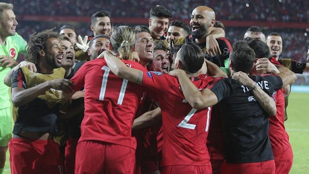 Fotbalisté Turecka oslavují kvalifikační výhru nad Francií. Fotbalisté Turecka oslavují kvalifikační výhru nad Francií.