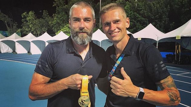 Radek Juška (vpravo) se svým trenérem Josefem Karasem a zlatou medailí z univerziády. Radek Juška (vpravo) se svým trenérem Josefem Karasem a zlatou medailí z univerziády.