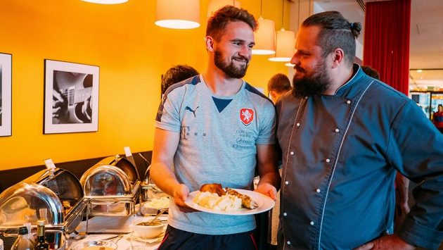 Radek Lidický, kuchař české fotbalové reprezentace do 21 let, a brankář Patrik Macej. Radek Lidický, kuchař české fotbalové reprezentace do 21 let, a brankář Patrik Macej.