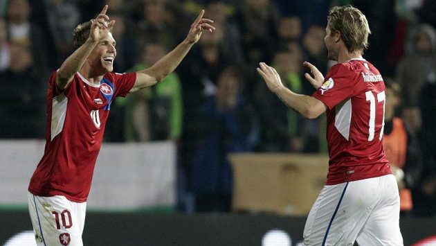Bořek Dočkal (vlevo) a Tomáš Hübschman slaví trefu sparťanského záložníka v kvalifikačním zápase o postup na MS 2014 v Bulharsku. Bořek Dočkal (vlevo) a Tomáš Hübschman slaví trefu sparťanského záložníka v kvalifikačním zápase o postup na MS 2014 v Bulharsku.
