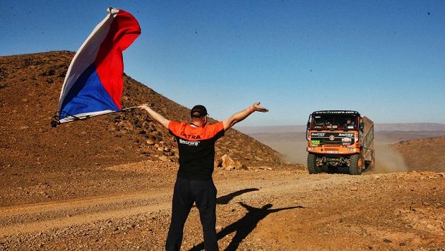 Členové doprovodného týmu Tomáše Tomečka si během Africa Eco Race užili i roli fanoušků.. Členové doprovodného týmu Tomáše Tomečka si během Africa Eco Race užili i roli fanoušků..