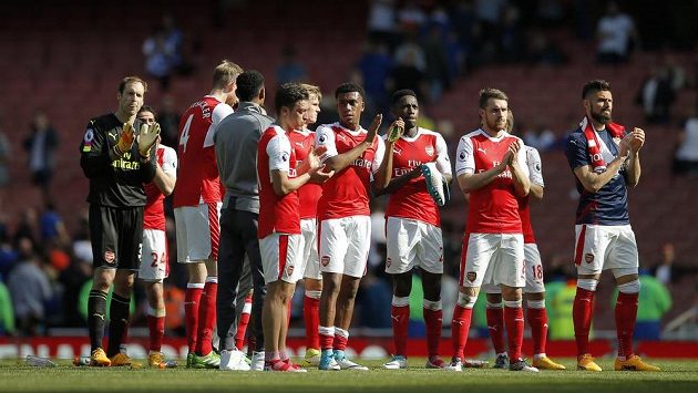 Rozpačití hráči Arsenalu po boji s Evertonem. Ligu mistrů hrát nebudou. Vlevo Petr Čech. Rozpačití hráči Arsenalu po boji s Evertonem. Ligu mistrů hrát nebudou. Vlevo Petr Čech.
