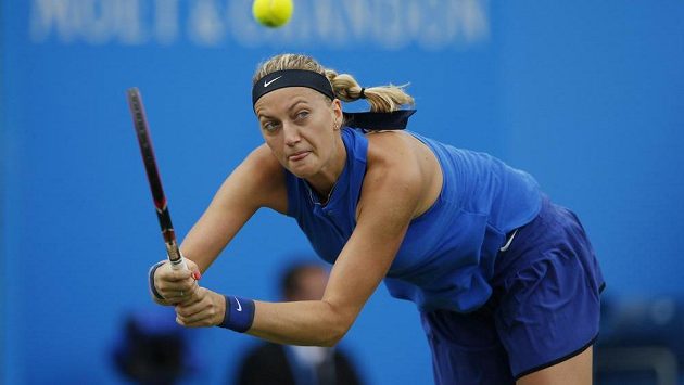 Petra Kvitová v akci při duelu s Lucií Šafářovou v prvním kole v Birminghamu. Petra Kvitová v akci při duelu s Lucií Šafářovou v prvním kole v Birminghamu.