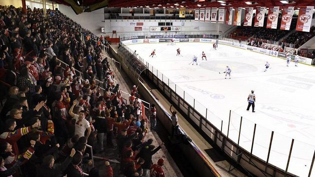 Diváci v Edenu přihlížejí zápasu mezi Slavií a Kometou Brno. Diváci v Edenu přihlížejí zápasu mezi Slavií a Kometou Brno.