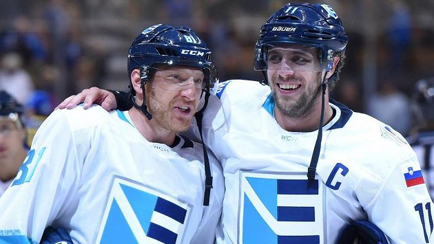 Útočníci Výběru Evropy Marián Hossa (vlevo) a Anže Kopitar slaví gól proti Švédsku v semifinále Světového poháru. Útočníci Výběru Evropy Marián Hossa (vlevo) a Anže Kopitar slaví gól proti Švédsku v semifinále Světového poháru.