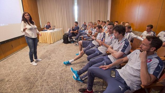 Hráči české fotbalové reprezentace absolvovali v rámci přípravy na ME ve Francii seminář o výkladu pravidel rozhodčích. Vlevo je členka komise rozhodčích UEFA Dagmar Damková. Hráči české fotbalové reprezentace absolvovali v rámci přípravy na ME ve Francii seminář o výkladu pravidel rozhodčích. Vlevo je členka komise rozhodčích UEFA Dagmar Damková.