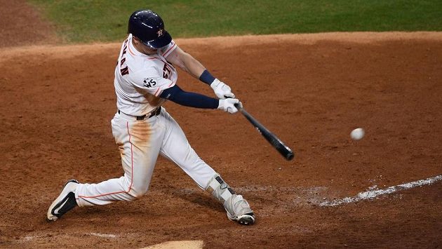 Alex Bregman z Houstonu při vítězném odpalu. Alex Bregman z Houstonu při vítězném odpalu.