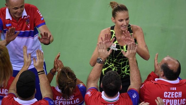 Karolína Plíšková se raduje s fedcupovým týmem v rumunské Kluži. Karolína Plíšková se raduje s fedcupovým týmem v rumunské Kluži.