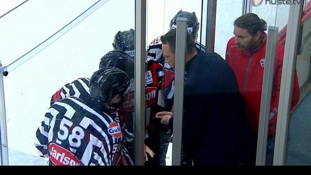 Šéf slovenské extraligy Richard Lintner v diskuzi s rozhodčími. Šéf slovenské extraligy Richard Lintner v diskuzi s rozhodčími.