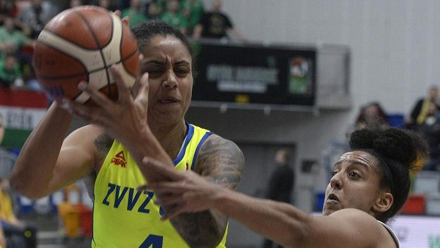Candice Dupreeová z USK (vlevo) se prodírá přes Briannu Kieselovou z Györu. Archivní snímek. Candice Dupreeová z USK (vlevo) se prodírá přes Briannu Kieselovou z Györu. Archivní snímek.
