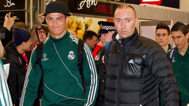Cristiano Ronaldo (vlevo) na letišti v Manchesteru. Cristiano Ronaldo (vlevo) na letišti v Manchesteru.