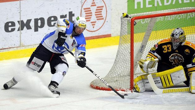 Zleva Michal Dvořák z Plzně a litvínovský brankář Pavel Francouz. Zleva Michal Dvořák z Plzně a litvínovský brankář Pavel Francouz.