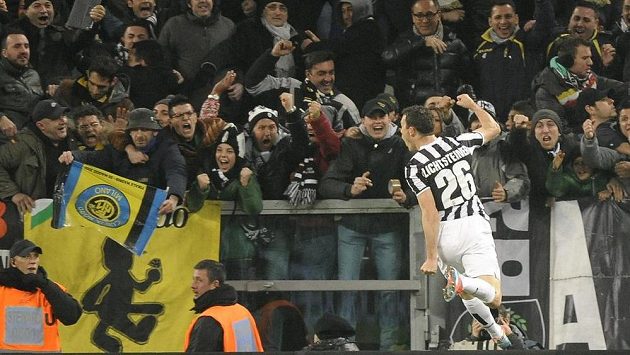 Stephan Lichtsteiner slaví s fanoušky Juventusu svůj gól v nedělním šlágru s Interem Milán. Stephan Lichtsteiner slaví s fanoušky Juventusu svůj gól v nedělním šlágru s Interem Milán.