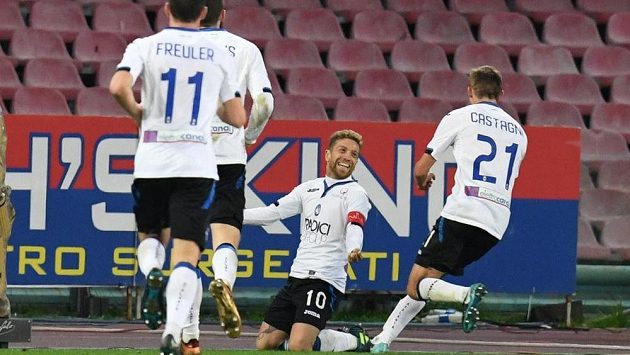 Fotbalisté Atalanty Bergamo se radují z gólu ve čtvrtfinále Italského poháru proti Neapoli. Fotbalisté Atalanty Bergamo se radují z gólu ve čtvrtfinále Italského poháru proti Neapoli.