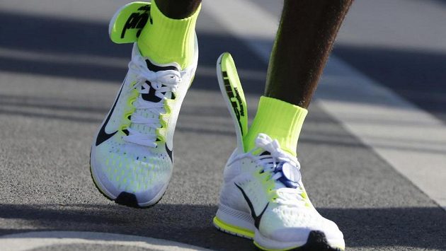 Eliud Kipchoge vyhrál maratón v Berlíně, ale přes dvacet kilometrů běžel s vložkami, které mu vyčuhovaly z bot. Eliud Kipchoge vyhrál maratón v Berlíně, ale přes dvacet kilometrů běžel s vložkami, které mu vyčuhovaly z bot.