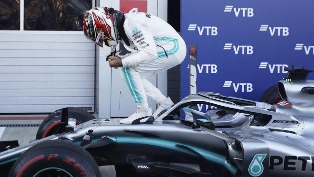 Lewis Hamilton z Mercedesu slaví vítězství ve Velké ceně Ruska. Lewis Hamilton z Mercedesu slaví vítězství ve Velké ceně Ruska.