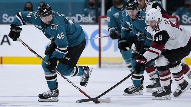 Český útočník Tomáš Hertl v zápase NHL. Český útočník Tomáš Hertl v zápase NHL.