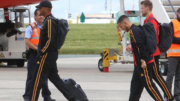 Belgičtí reprezentanti Vincent Kompany a Eden Hazard při odletu na MS v Rusku. Belgičtí reprezentanti Vincent Kompany a Eden Hazard při odletu na MS v Rusku.