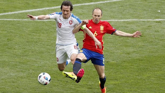 Lídři svých týmů - Tomáš Rosický a Andrés Iniesta ze Španělska. Lídři svých týmů - Tomáš Rosický a Andrés Iniesta ze Španělska.