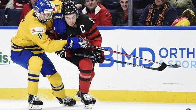 Švéd Rasmus Dahlin (8) a Kanaďan Dillon Dubé (9) na nedávném MS dvacetiletých. Švéd Rasmus Dahlin (8) a Kanaďan Dillon Dubé (9) na nedávném MS dvacetiletých.