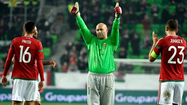 Maďarský brankář Gábor Király, kterého vedle skvělých zákroků proslavily i vytahané šedivé tepláky, ukončil kariéru. Maďarský brankář Gábor Király, kterého vedle skvělých zákroků proslavily i vytahané šedivé tepláky, ukončil kariéru.