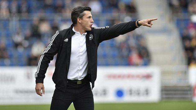 Trenér Zlína Jan Jelínek v duelu na hřišti Slovácka. Trenér Zlína Jan Jelínek v duelu na hřišti Slovácka.
