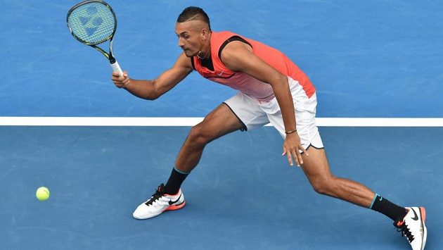 Nick Kyrgios ve druhém kole Australian Open. V těchto chvílích měl ještě trpělivost s bílými kraťasy. Nick Kyrgios ve druhém kole Australian Open. V těchto chvílích měl ještě trpělivost s bílými kraťasy.