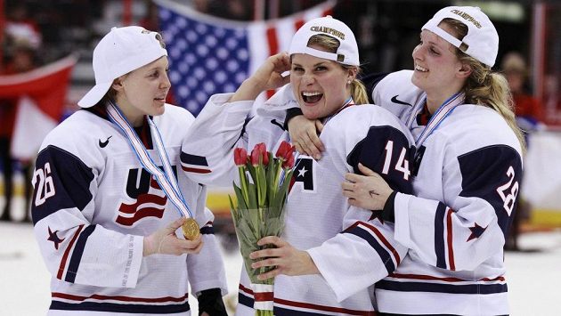 Hokejistky Spojených států amerických zleva Kendalla Coyneová, Brianna Deckerová a Amanda Kesselová slaví titul světových šampiónek. Hokejistky Spojených států amerických zleva Kendalla Coyneová, Brianna Deckerová a Amanda Kesselová slaví titul světových šampiónek.