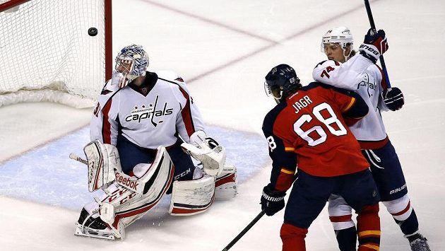 Jaromír Jágr z Floridy (druhý zprava) střílí svůj 731. gól v NHL za záda gólmana Washingtonu Philippa Grubauera. Jaromír Jágr z Floridy (druhý zprava) střílí svůj 731. gól v NHL za záda gólmana Washingtonu Philippa Grubauera.