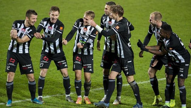 Fotbalisté Českých Budějovic se radují z druhého gólu. Zleva Benjamin Čolič, Matej Mršič, Patrik Čavoš, Petr Javorek, Pavel Novák, Martin Králik a Ubong Ekpai. Fotbalisté Českých Budějovic se radují z druhého gólu. Zleva Benjamin Čolič, Matej Mršič, Patrik Čavoš, Petr Javorek, Pavel Novák, Martin Králik a Ubong Ekpai.