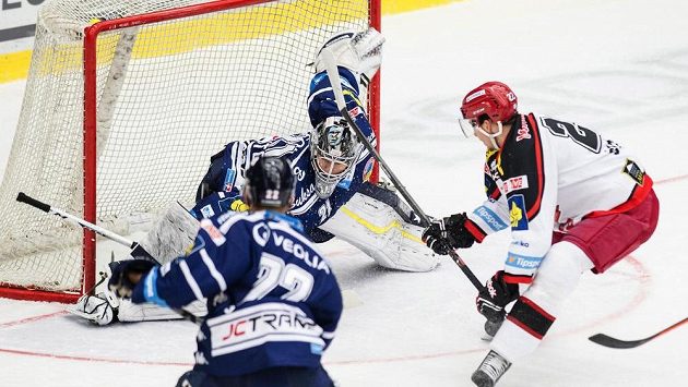Jiří Šimánek (vpravo) z Hradce Králové střílí gól, zleva Karol Sloboda a brankář Pavel Kantor z Vítkovic. Jiří Šimánek (vpravo) z Hradce Králové střílí gól, zleva Karol Sloboda a brankář Pavel Kantor z Vítkovic.