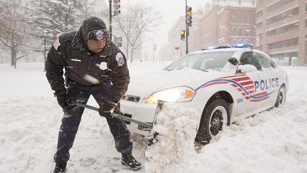 Washingtonský policista doluje ze závěje svůj vůz. Hlavní město USA ochromila mohutná sněhová bouře. Washingtonský policista doluje ze závěje svůj vůz. Hlavní město USA ochromila mohutná sněhová bouře.