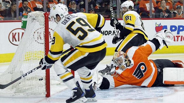 Jake Guentzel překonává českého brankáře Philadelphie Michala Neuvirtha. Jake Guentzel překonává českého brankáře Philadelphie Michala Neuvirtha.