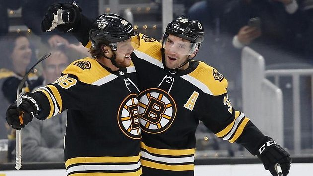 Radost hokejistů Bostonu. Slaví útočníci Patrice Bergeron (37) a David Pastrňák (88). Radost hokejistů Bostonu. Slaví útočníci Patrice Bergeron (37) a David Pastrňák (88).