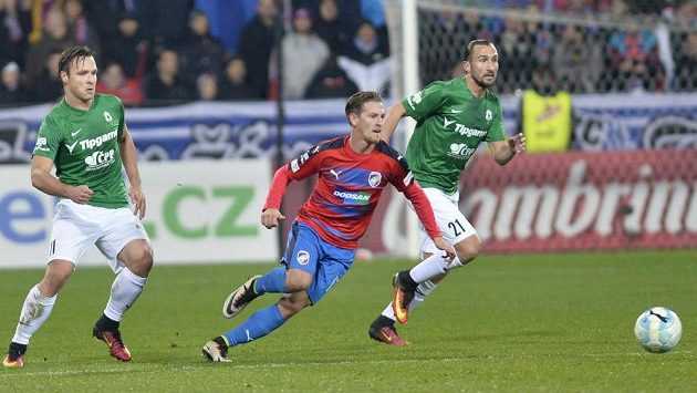 Patrik Hrošovský z Viktorie Plzeň mezi jabloneckými Stanislavem Teclem a Petrem Jiráčkem. Patrik Hrošovský z Viktorie Plzeň mezi jabloneckými Stanislavem Teclem a Petrem Jiráčkem.