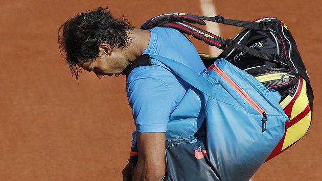 Zklamaný Rafael Nadal po porážce od Novaka Djokoviče na Roland Garros. Zklamaný Rafael Nadal po porážce od Novaka Djokoviče na Roland Garros.