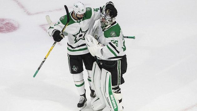 Hvězdy Dallasu Stars Alexander Radulov (47) a brankář Anton Chudobin (35) slaví po výhře nad Vegas Golden Knights. Hvězdy Dallasu Stars Alexander Radulov (47) a brankář Anton Chudobin (35) slaví po výhře nad Vegas Golden Knights.