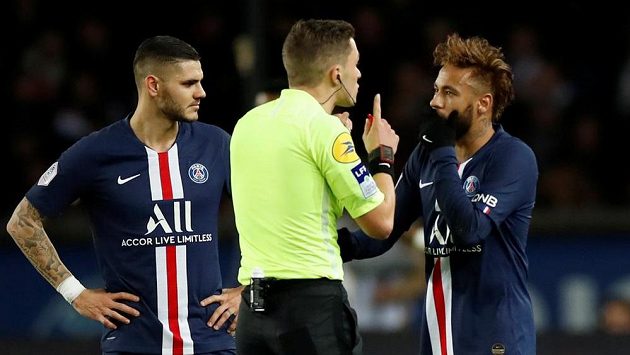 Neymar (vpravo) z PSG se dohaduje se sudím Clementem Turpinem při utkání s Lille. Neymar (vpravo) z PSG se dohaduje se sudím Clementem Turpinem při utkání s Lille.