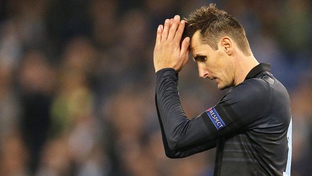Zklamaný útočník Lazia Řím Miroslav Klose po prohře 0:3 se Spartou. Zklamaný útočník Lazia Řím Miroslav Klose po prohře 0:3 se Spartou.
