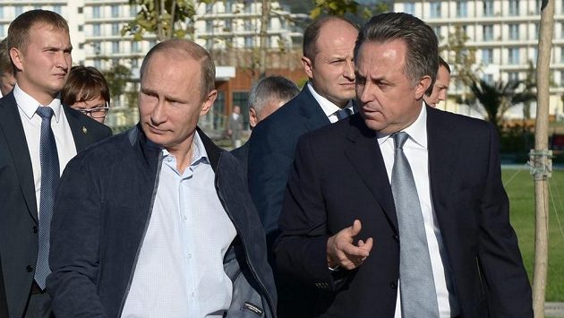 Ruský prezident Vladimir Putin a ministr sportu Vitalij Mutko (vpravo). Ruský prezident Vladimir Putin a ministr sportu Vitalij Mutko (vpravo).