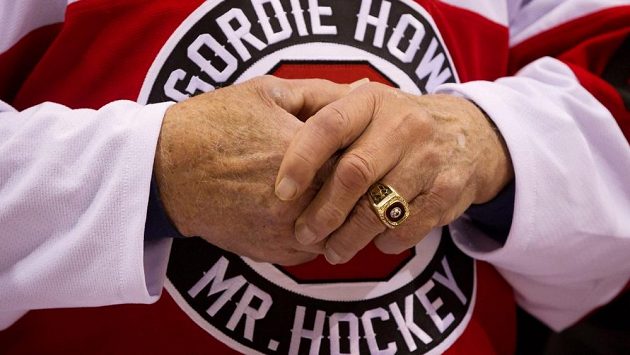 Kanadská hokejová legenda Gordie Howe tento týden oslaví 88. narozeniny. Kanadská hokejová legenda Gordie Howe tento týden oslaví 88. narozeniny.