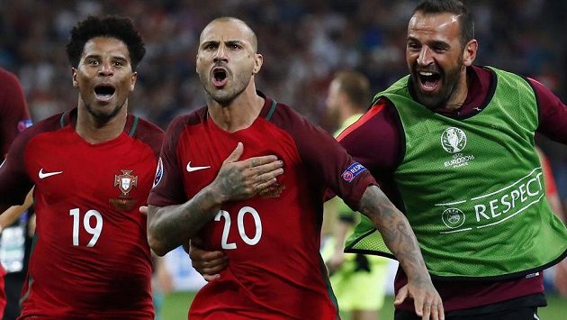 Ricardo Quaresma (20) dal Portugalcům definitivní jistotu. Ricardo Quaresma (20) dal Portugalcům definitivní jistotu.