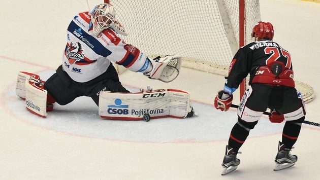 Brankář Pardubic Ondřej Kacetl likviduje šanci třineckého útočníka Martina Růžičky. Brankář Pardubic Ondřej Kacetl likviduje šanci třineckého útočníka Martina Růžičky.