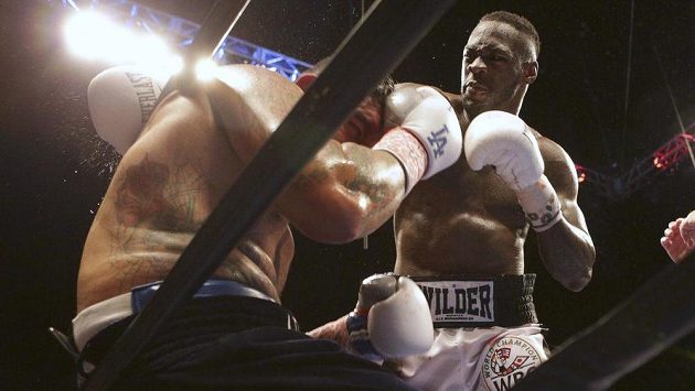 Deontay Wilder dostává pod tlak Chrise Arreolu. Deontay Wilder dostává pod tlak Chrise Arreolu.