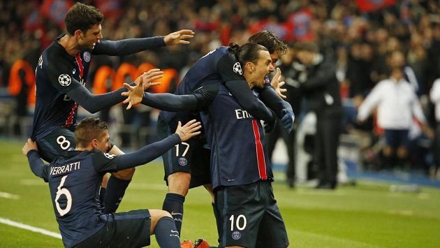 Útočník Paris St. Germain Zlatan Ibrahimovic (č. 10) se raduje se spoluhráči z gólu proti Chelsea. Útočník Paris St. Germain Zlatan Ibrahimovic (č. 10) se raduje se spoluhráči z gólu proti Chelsea.
