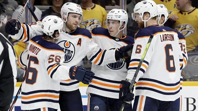 Německý útočník Leon Draisaitl (29) září v dresu Edmontonu. Z gólu v utkání NHL se raduje se svými spoluhráči. Německý útočník Leon Draisaitl (29) září v dresu Edmontonu. Z gólu v utkání NHL se raduje se svými spoluhráči.