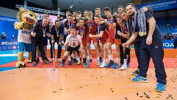 Čeští kadeti slaví zisk stříbrných medailí na domácím ME. Čeští kadeti slaví zisk stříbrných medailí na domácím ME.